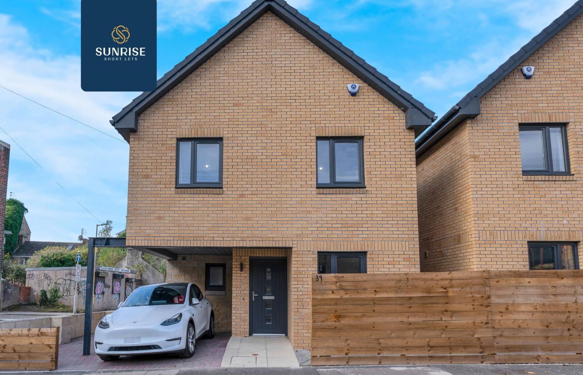 L2 - Stunning 4 Bed House With 6 Beds And 3 Bathrooms, Tvs In Each Room, Free Parking, Fully Equipped, Local Amenities, Easy Ring Road Access, Special Rates And Price Match Gaurantee Ask Sunrise Short Lets * Dundee