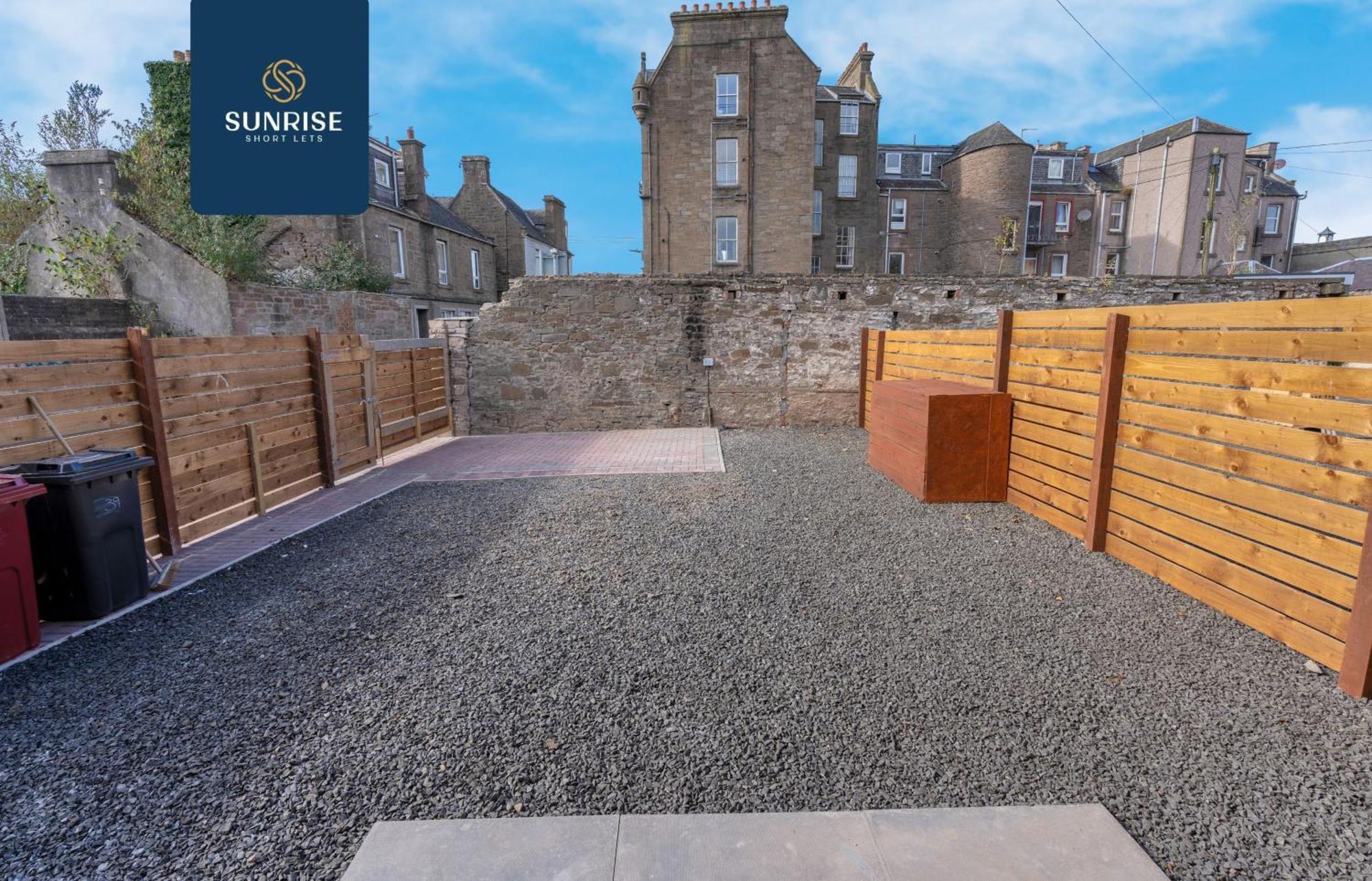 L2 - Stunning 4 Bed House With 6 Beds And 3 Bathrooms, Tvs In Each Room, Free Parking, Fully Equipped, Local Amenities, Easy Ring Road Access, Special Rates And Price Match Gaurantee Ask Sunrise Short Lets