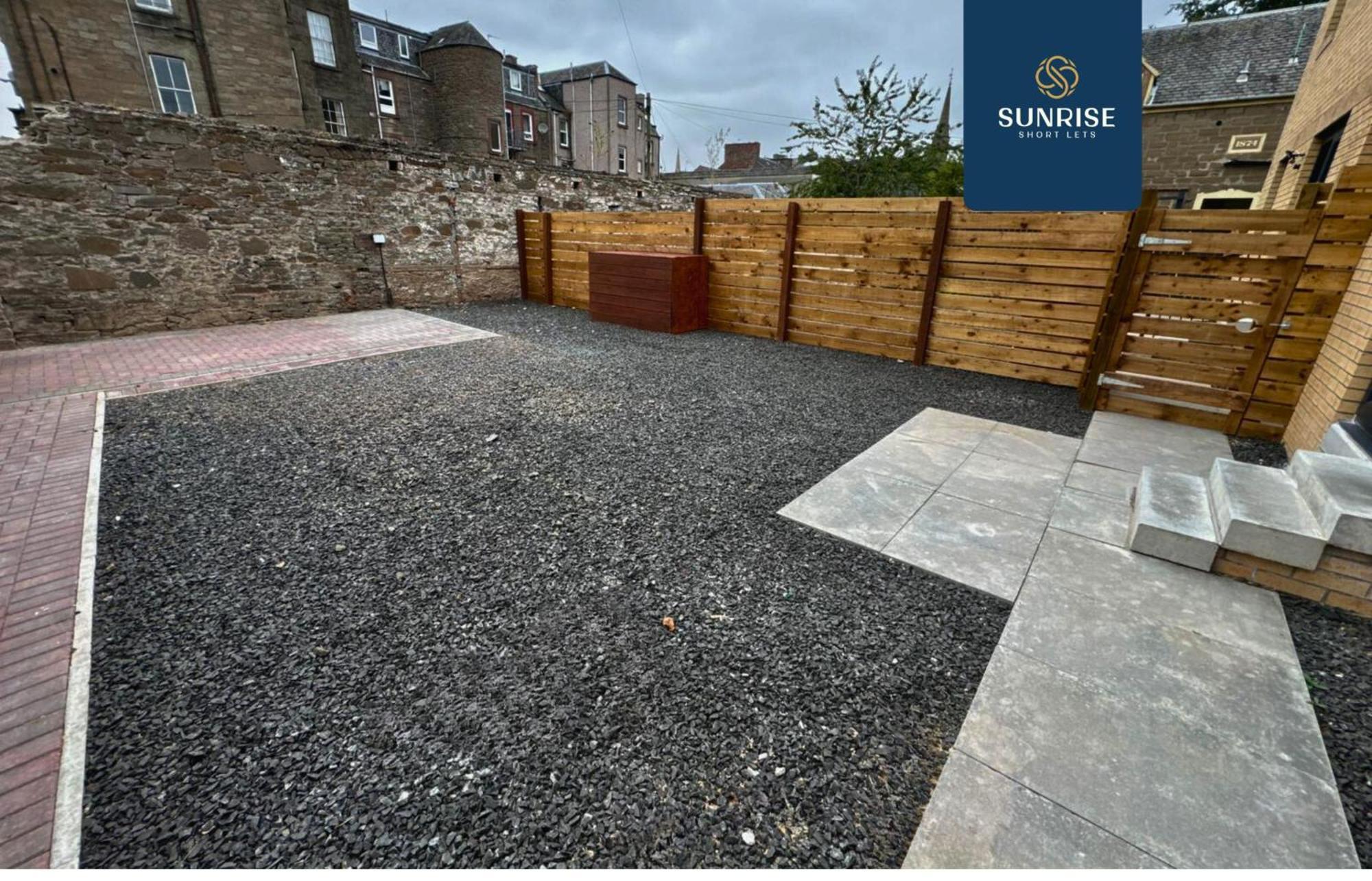 L2 - Stunning 4 Bed House With 6 Beds And 3 Bathrooms, Tvs In Each Room, Free Parking, Fully Equipped, Local Amenities, Easy Ring Road Access, Special Rates And Price Match Gaurantee Ask Sunrise Short Lets Villa