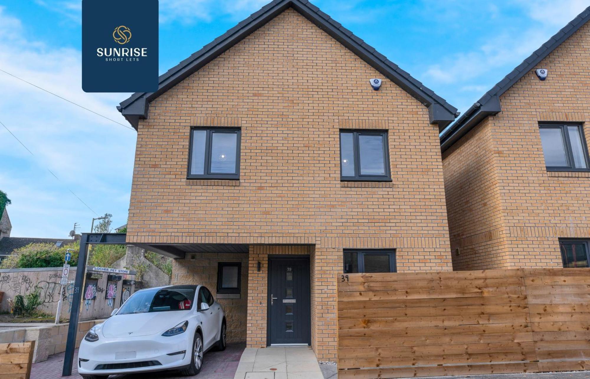 Villa L2 - Stunning 4 Bed House With 6 Beds And 3 Bathrooms, Tvs In Each Room, Free Parking, Fully Equipped, Local Amenities, Easy Ring Road Access, Special Rates And Price Match Gaurantee Ask Sunrise Short Lets