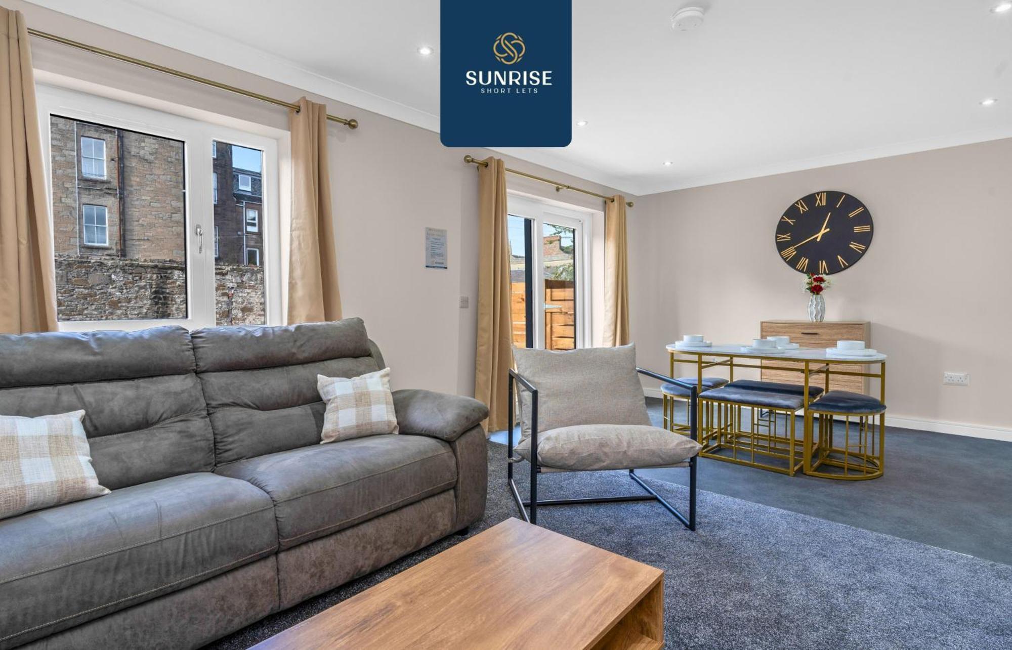 Villa L2 - Stunning 4 Bed House With 6 Beds And 3 Bathrooms, Tvs In Each Room, Free Parking, Fully Equipped, Local Amenities, Easy Ring Road Access, Special Rates And Price Match Gaurantee Ask Sunrise Short Lets Dundee