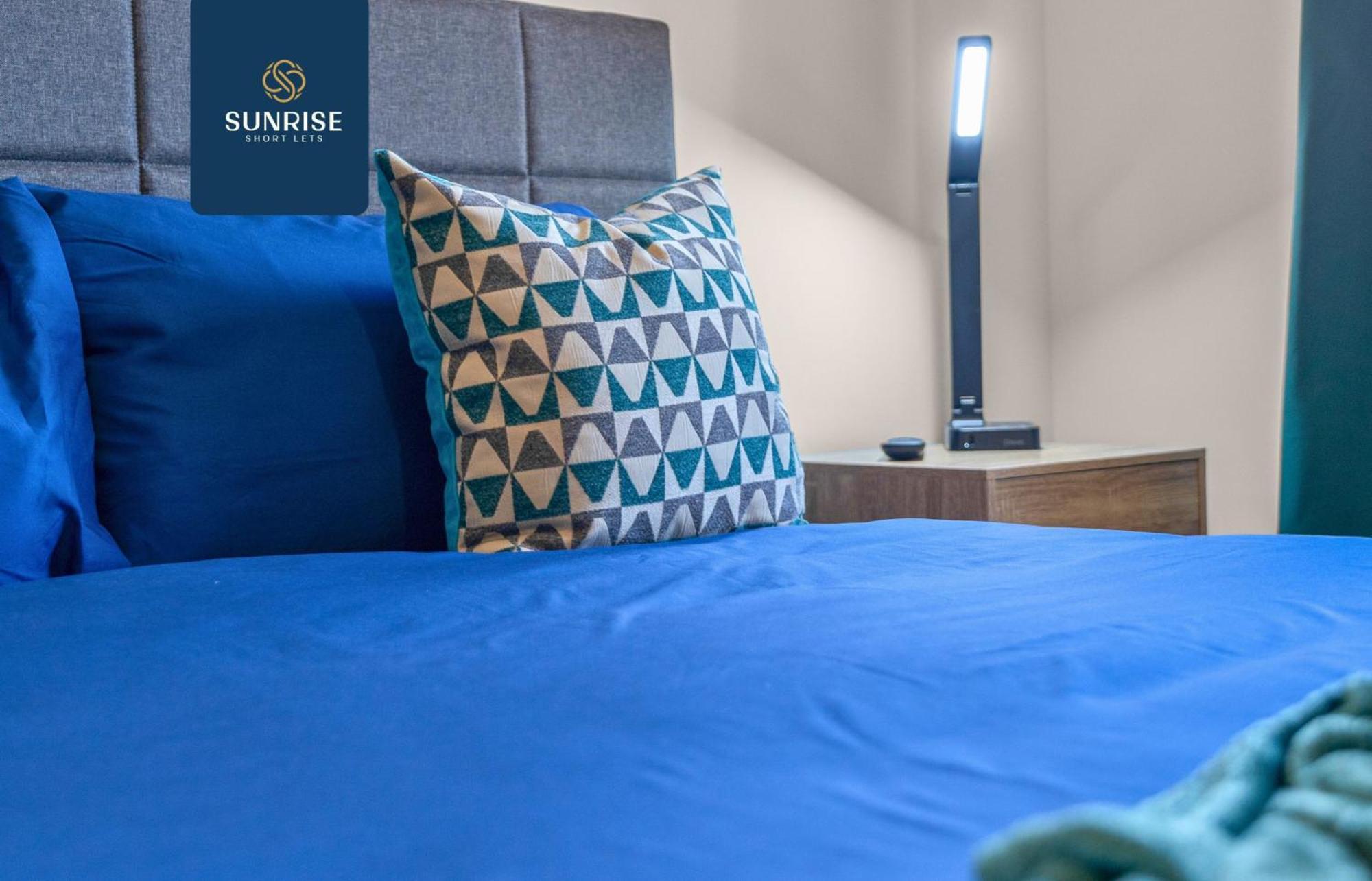 L2 - Stunning 4 Bed House With 6 Beds And 3 Bathrooms, Tvs In Each Room, Free Parking, Fully Equipped, Local Amenities, Easy Ring Road Access, Special Rates And Price Match Gaurantee Ask Sunrise Short Lets * Dundee