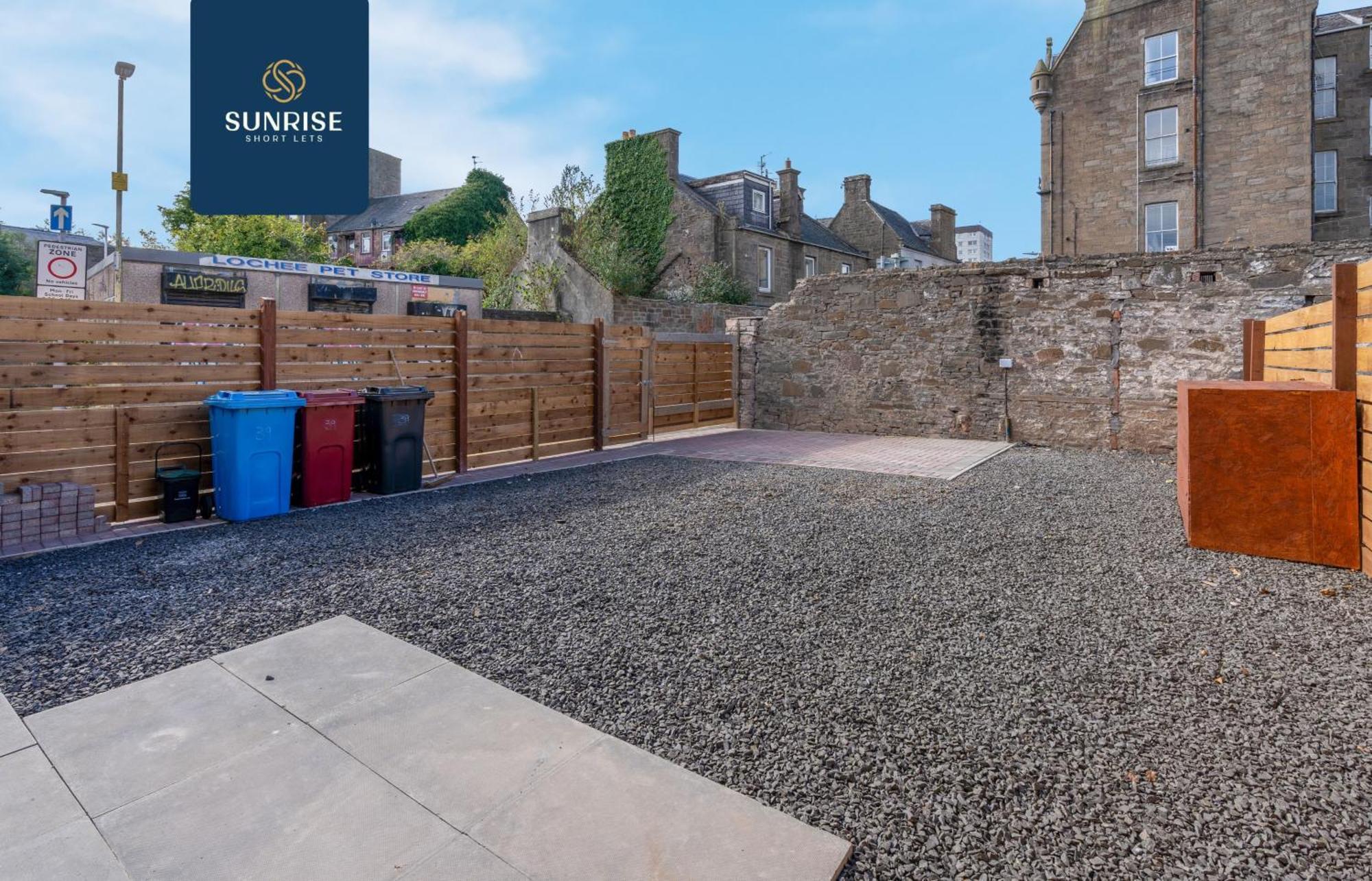 L2 - Stunning 4 Bed House With 6 Beds And 3 Bathrooms, Tvs In Each Room, Free Parking, Fully Equipped, Local Amenities, Easy Ring Road Access, Special Rates And Price Match Gaurantee Ask Sunrise Short Lets