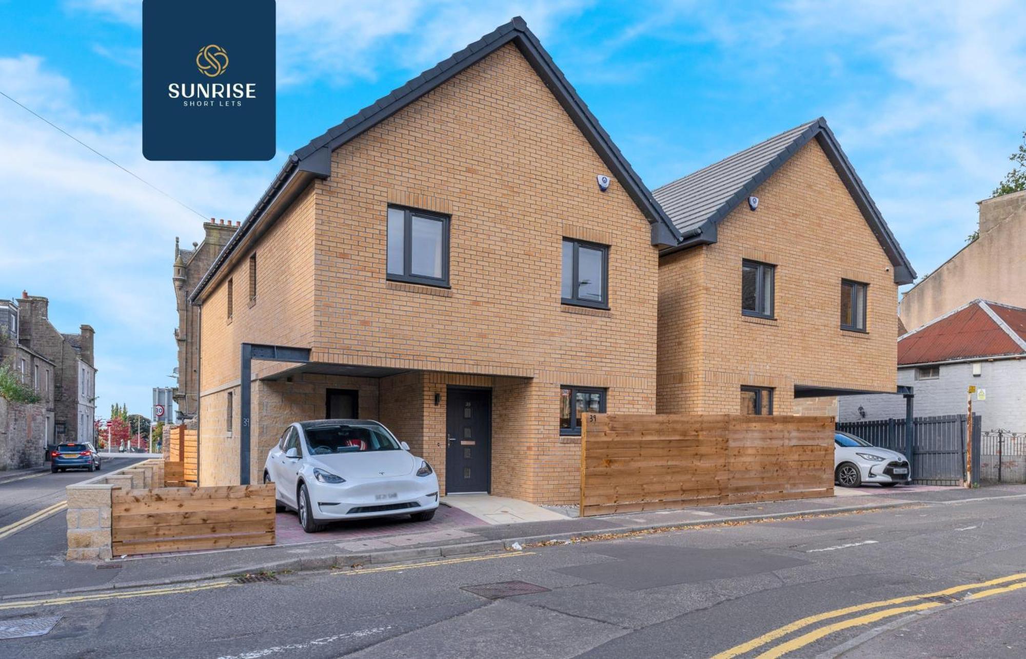 L2 - Stunning 4 Bed House With 6 Beds And 3 Bathrooms, Tvs In Each Room, Free Parking, Fully Equipped, Local Amenities, Easy Ring Road Access, Special Rates And Price Match Gaurantee Ask Sunrise Short Lets Villa Dundee