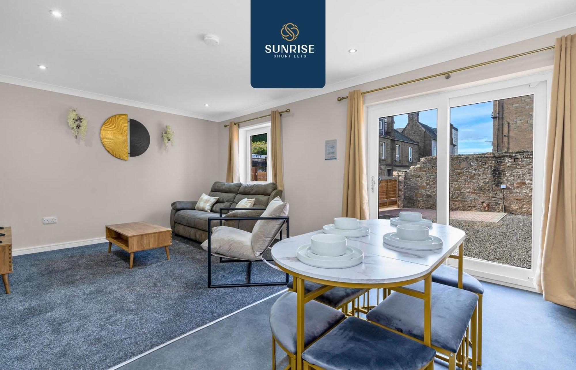 L2 - Stunning 4 Bed House With 6 Beds And 3 Bathrooms, Tvs In Each Room, Free Parking, Fully Equipped, Local Amenities, Easy Ring Road Access, Special Rates And Price Match Gaurantee Ask Sunrise Short Lets * Dundee