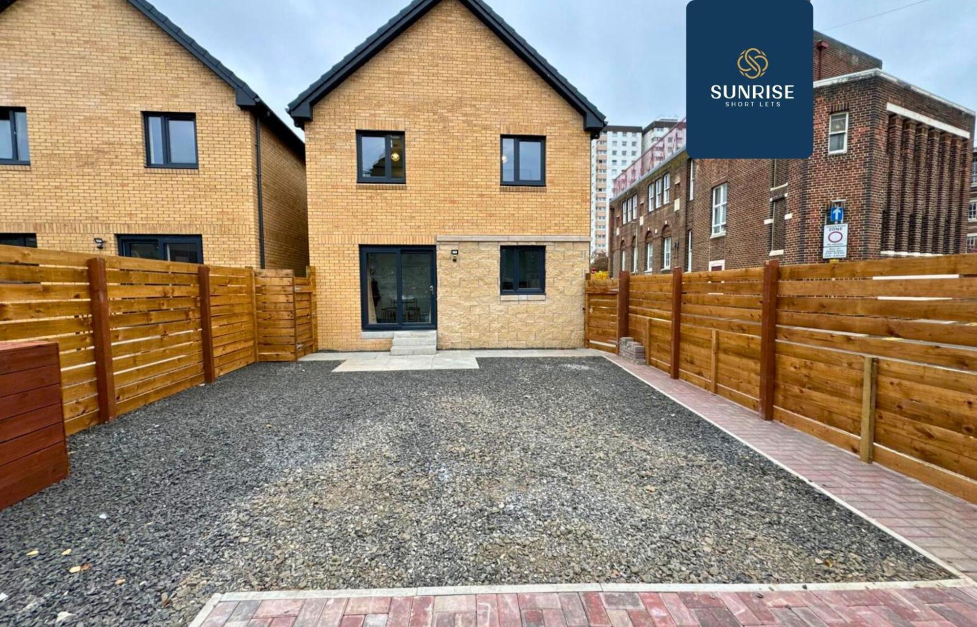 L2 - Stunning 4 Bed House With 6 Beds And 3 Bathrooms, Tvs In Each Room, Free Parking, Fully Equipped, Local Amenities, Easy Ring Road Access, Special Rates And Price Match Gaurantee Ask Sunrise Short Lets