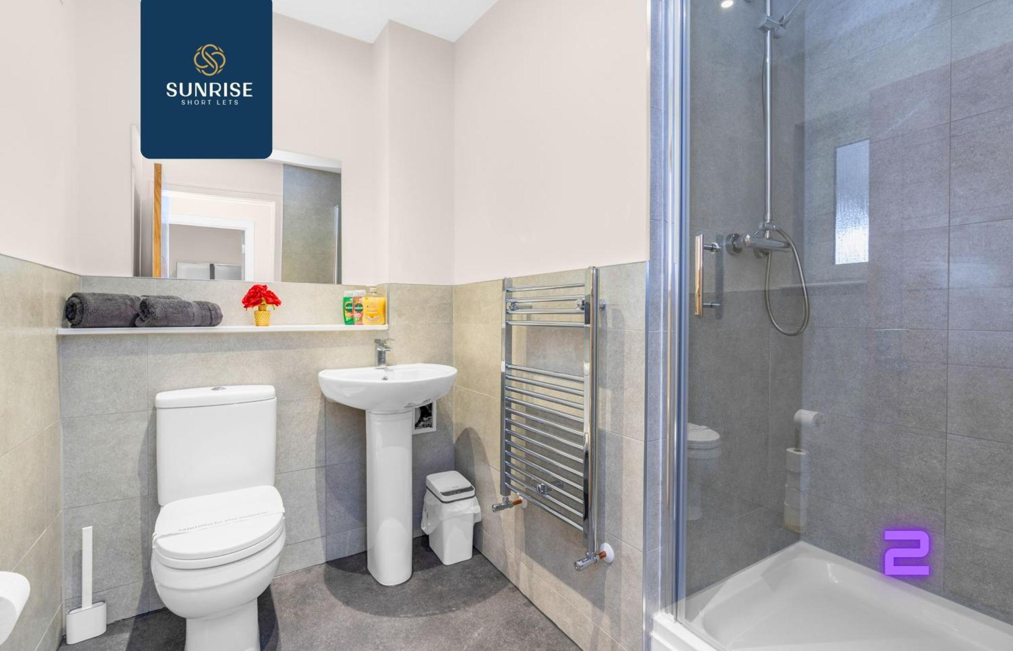 Villa L2 - Stunning 4 Bed House With 6 Beds And 3 Bathrooms, Tvs In Each Room, Free Parking, Fully Equipped, Local Amenities, Easy Ring Road Access, Special Rates And Price Match Gaurantee Ask Sunrise Short Lets *