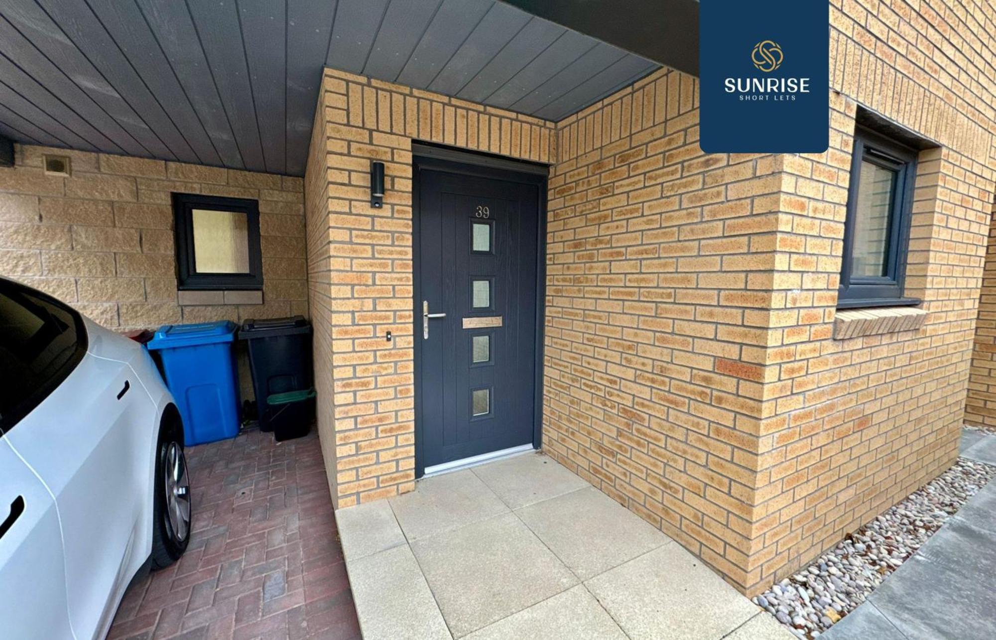 Villa L2 - Stunning 4 Bed House With 6 Beds And 3 Bathrooms, Tvs In Each Room, Free Parking, Fully Equipped, Local Amenities, Easy Ring Road Access, Special Rates And Price Match Gaurantee Ask Sunrise Short Lets Dundee