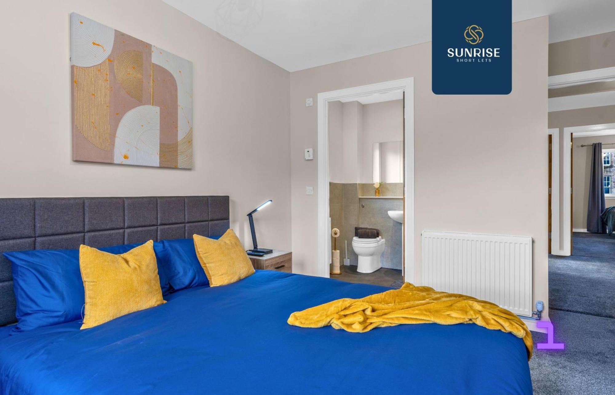 Villa L2 - Stunning 4 Bed House With 6 Beds And 3 Bathrooms, Tvs In Each Room, Free Parking, Fully Equipped, Local Amenities, Easy Ring Road Access, Special Rates And Price Match Gaurantee Ask Sunrise Short Lets