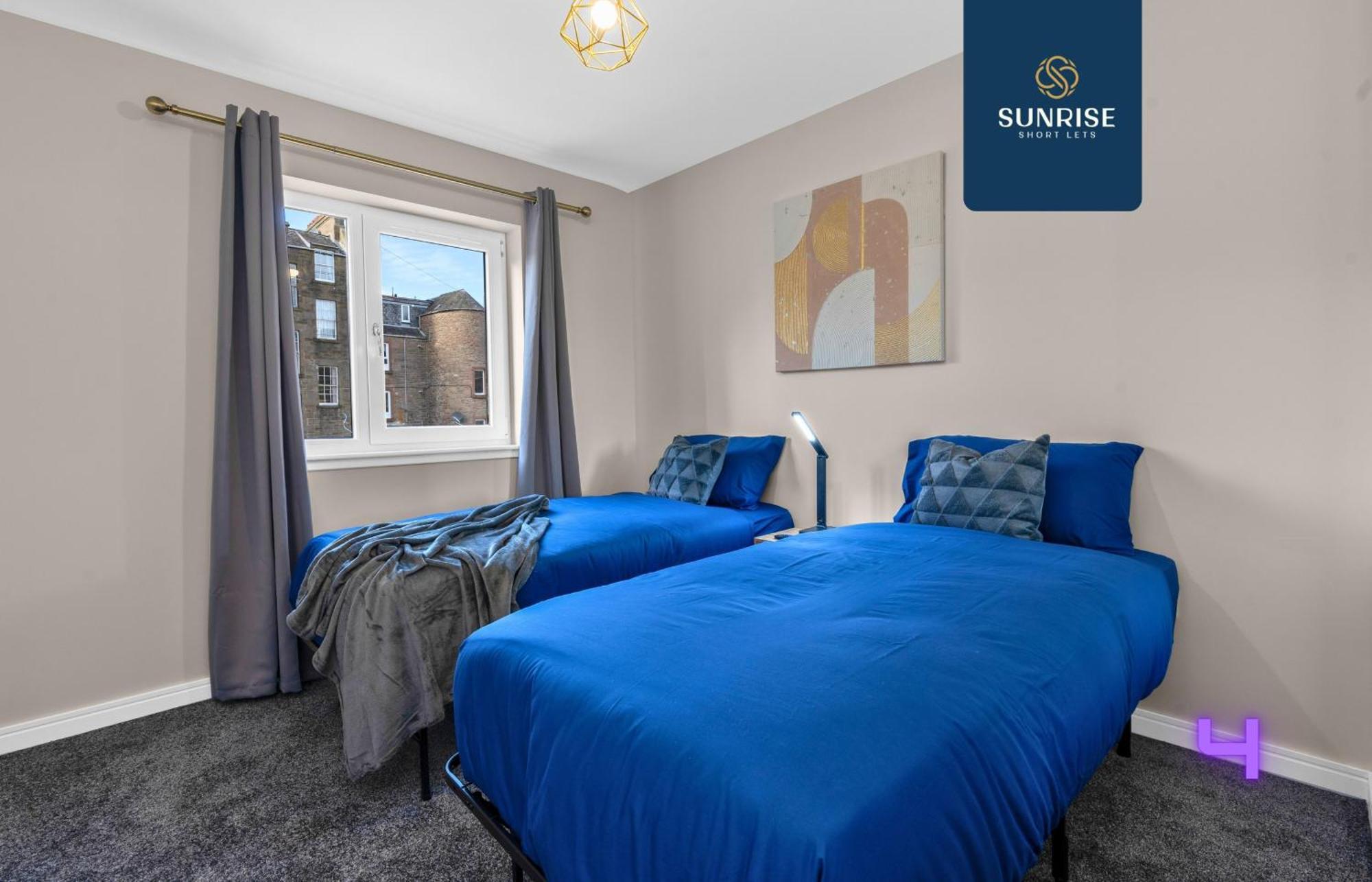 Villa L2 - Stunning 4 Bed House With 6 Beds And 3 Bathrooms, Tvs In Each Room, Free Parking, Fully Equipped, Local Amenities, Easy Ring Road Access, Special Rates And Price Match Gaurantee Ask Sunrise Short Lets *