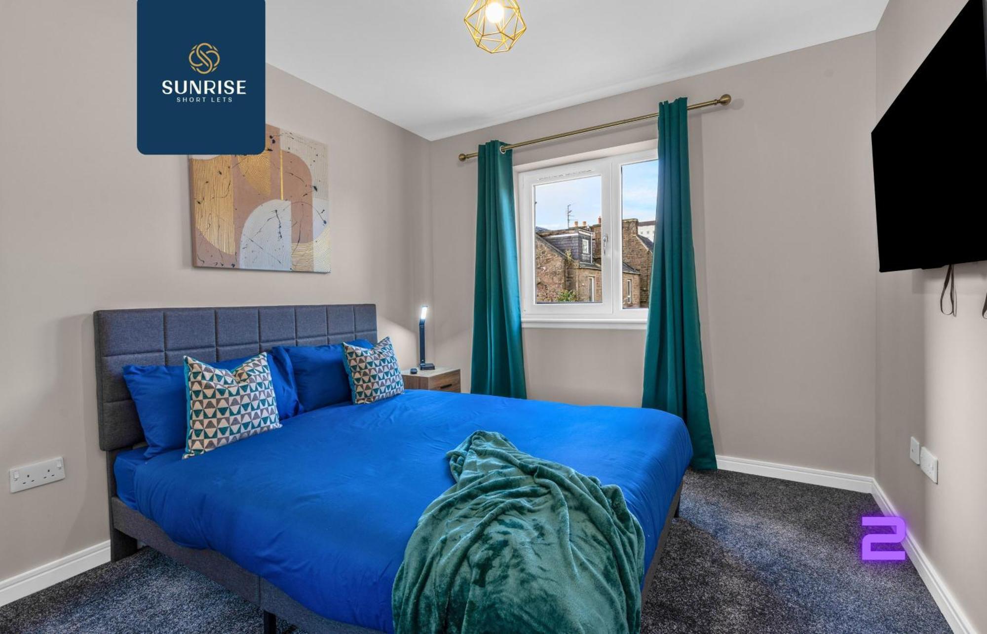 L2 - Stunning 4 Bed House With 6 Beds And 3 Bathrooms, Tvs In Each Room, Free Parking, Fully Equipped, Local Amenities, Easy Ring Road Access, Special Rates And Price Match Gaurantee Ask Sunrise Short Lets *