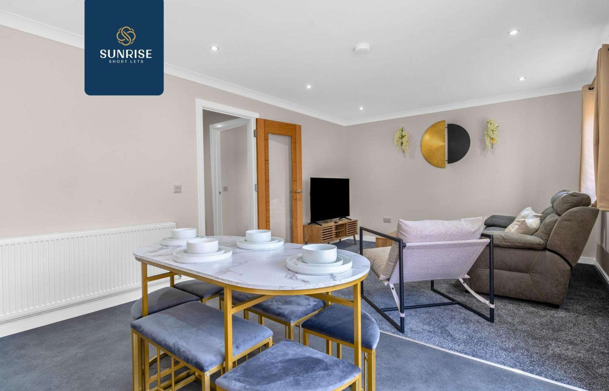 L2 - Stunning 4 Bed House With 6 Beds And 3 Bathrooms, Tvs In Each Room, Free Parking, Fully Equipped, Local Amenities, Easy Ring Road Access, Special Rates And Price Match Gaurantee Ask Sunrise Short Lets