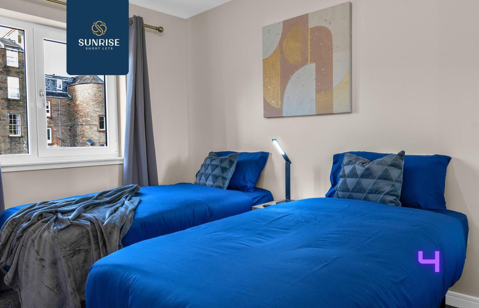 L2 - Stunning 4 Bed House With 6 Beds And 3 Bathrooms, Tvs In Each Room, Free Parking, Fully Equipped, Local Amenities, Easy Ring Road Access, Special Rates And Price Match Gaurantee Ask Sunrise Short Lets Villa Dundee