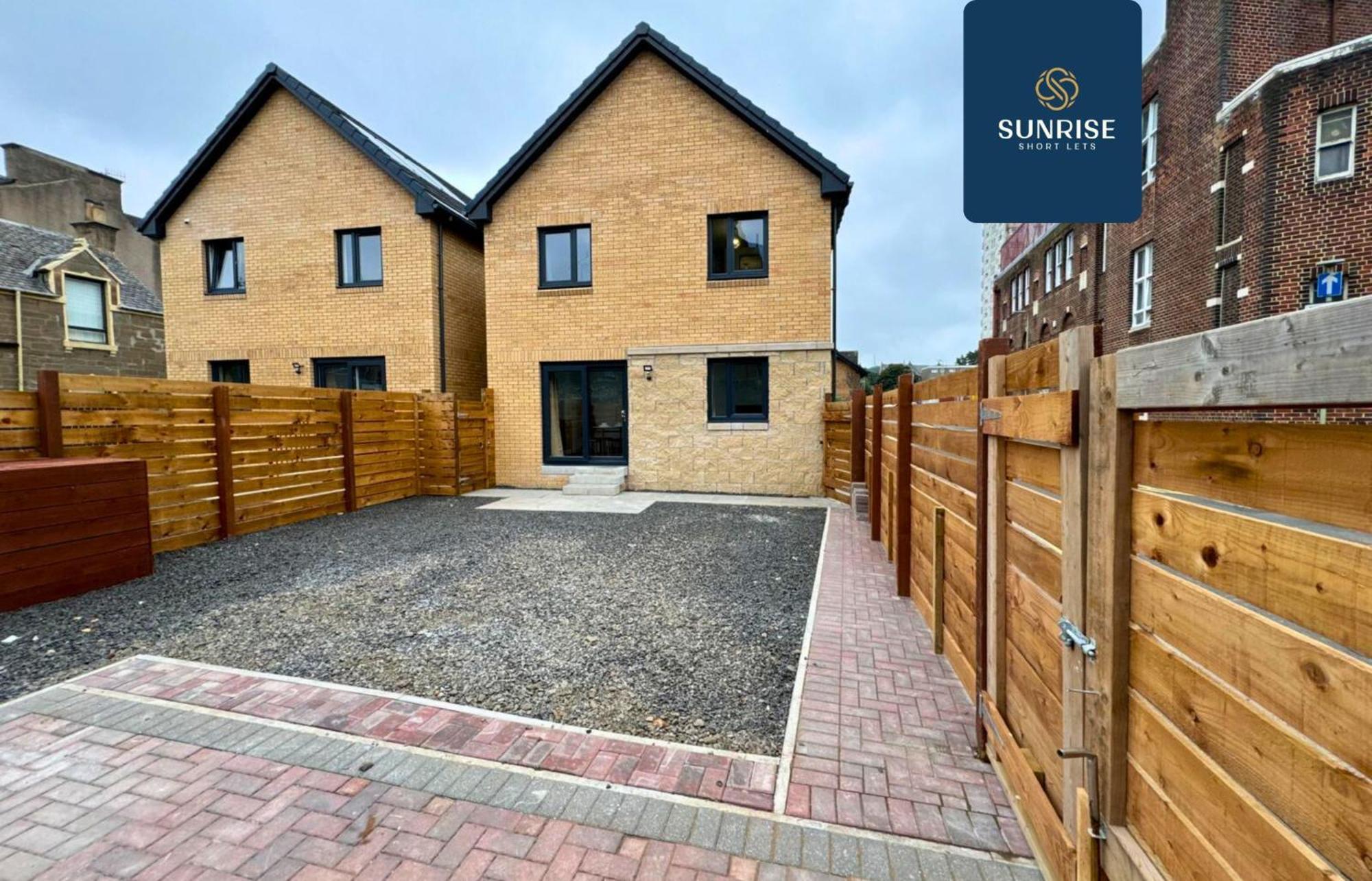 L2 - Stunning 4 Bed House With 6 Beds And 3 Bathrooms, Tvs In Each Room, Free Parking, Fully Equipped, Local Amenities, Easy Ring Road Access, Special Rates And Price Match Gaurantee Ask Sunrise Short Lets *