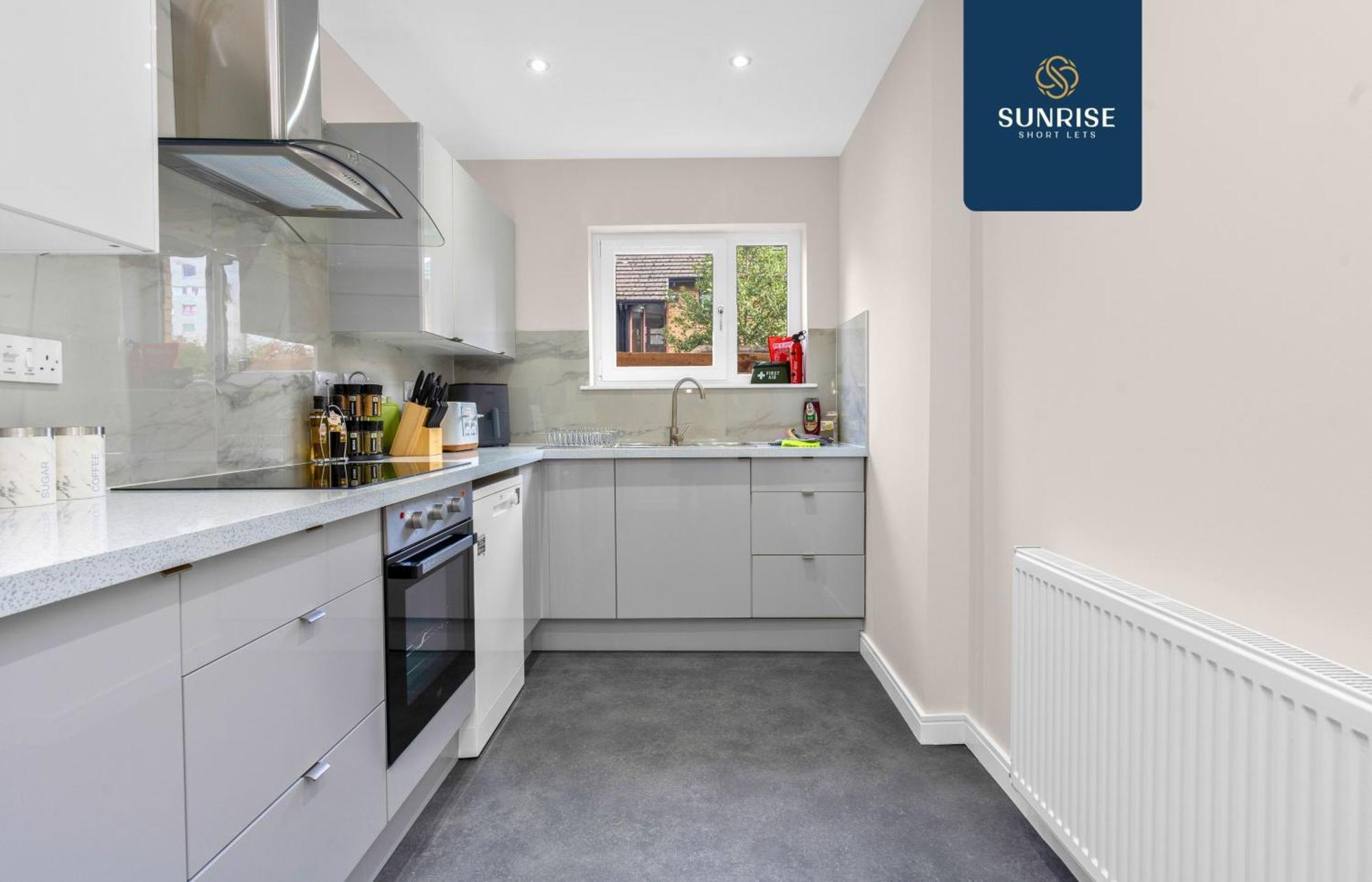 L2 - Stunning 4 Bed House With 6 Beds And 3 Bathrooms, Tvs In Each Room, Free Parking, Fully Equipped, Local Amenities, Easy Ring Road Access, Special Rates And Price Match Gaurantee Ask Sunrise Short Lets Villa