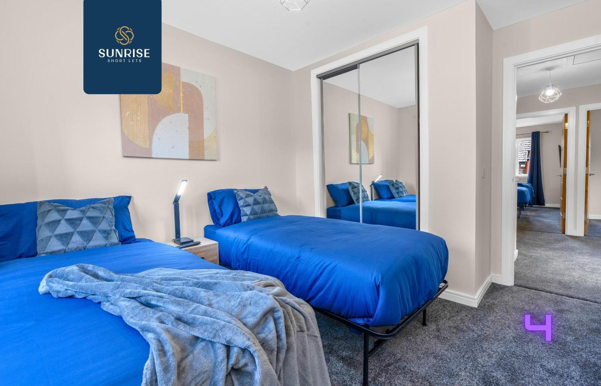 Villa L2 - Stunning 4 Bed House With 6 Beds And 3 Bathrooms, Tvs In Each Room, Free Parking, Fully Equipped, Local Amenities, Easy Ring Road Access, Special Rates And Price Match Gaurantee Ask Sunrise Short Lets