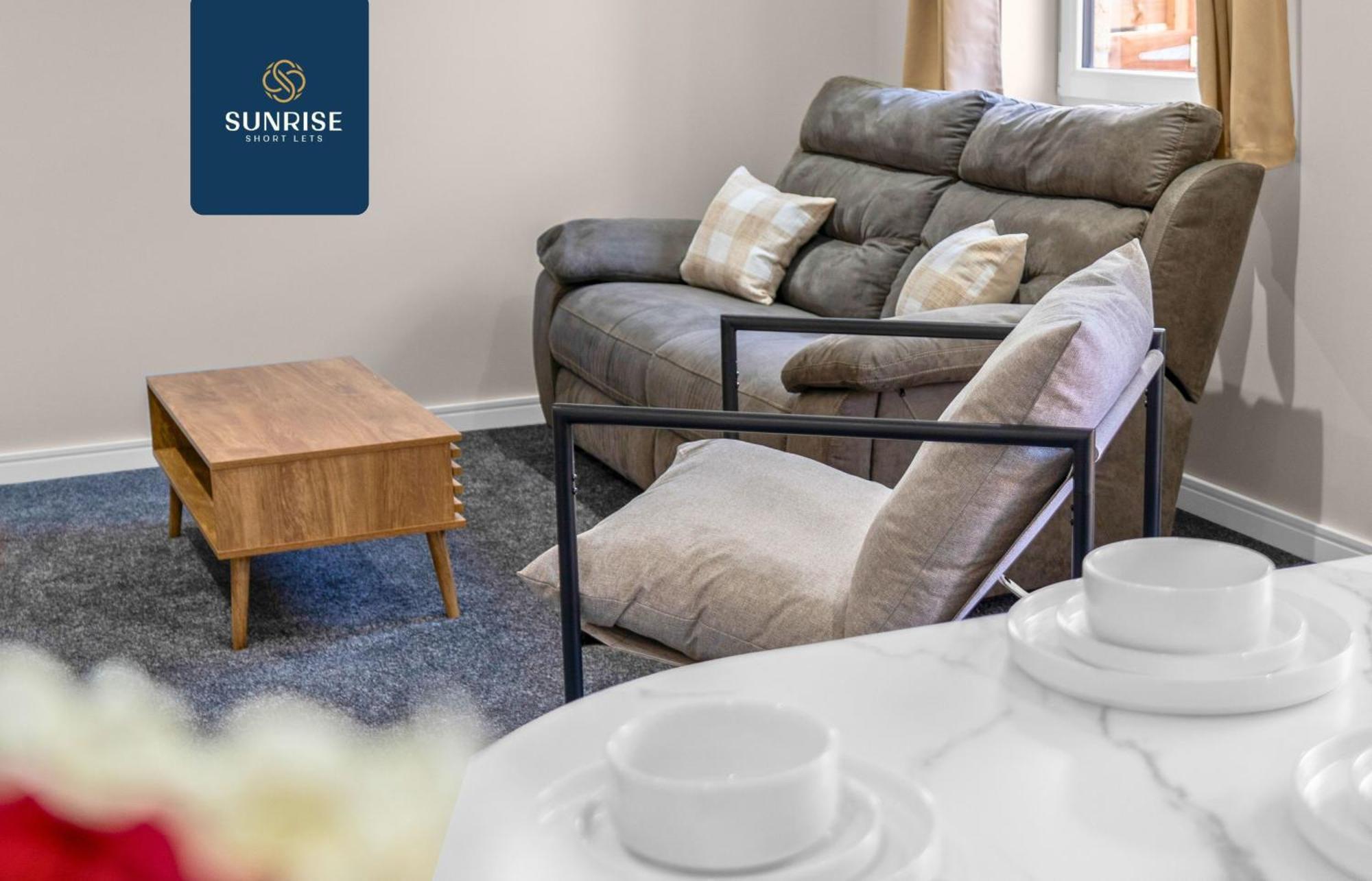 L2 - Stunning 4 Bed House With 6 Beds And 3 Bathrooms, Tvs In Each Room, Free Parking, Fully Equipped, Local Amenities, Easy Ring Road Access, Special Rates And Price Match Gaurantee Ask Sunrise Short Lets Villa *