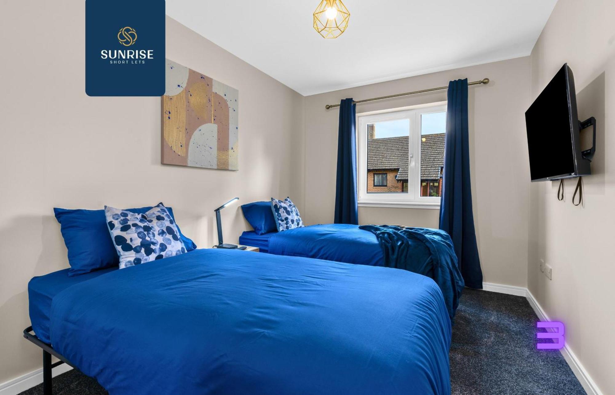 L2 - Stunning 4 Bed House With 6 Beds And 3 Bathrooms, Tvs In Each Room, Free Parking, Fully Equipped, Local Amenities, Easy Ring Road Access, Special Rates And Price Match Gaurantee Ask Sunrise Short Lets Villa Dundee