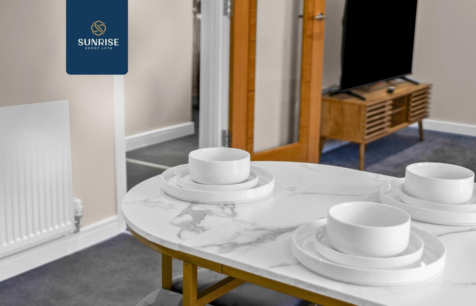 L2 - Stunning 4 Bed House With 6 Beds And 3 Bathrooms, Tvs In Each Room, Free Parking, Fully Equipped, Local Amenities, Easy Ring Road Access, Special Rates And Price Match Gaurantee Ask Sunrise Short Lets Villa