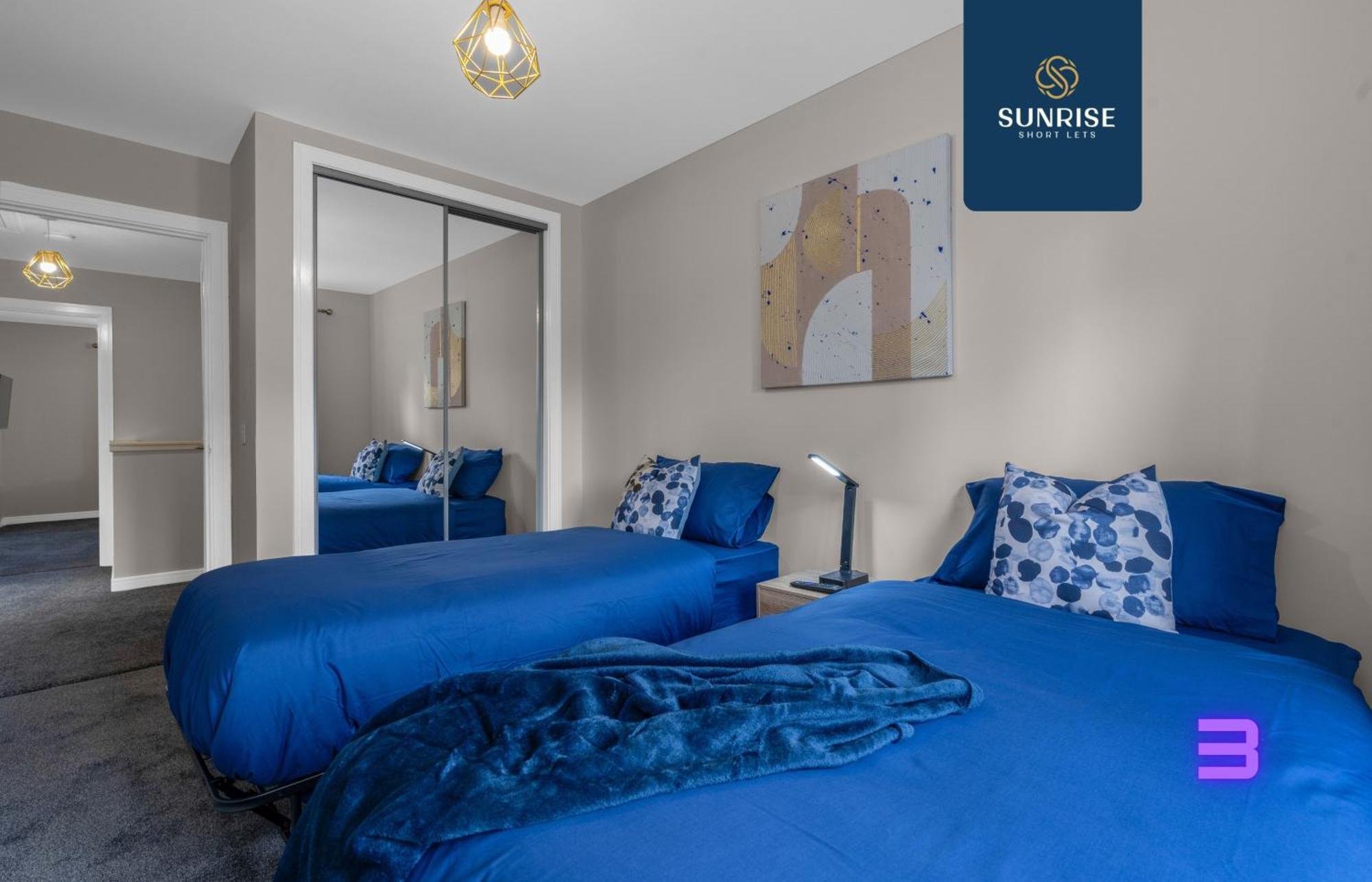 Villa L2 - Stunning 4 Bed House With 6 Beds And 3 Bathrooms, Tvs In Each Room, Free Parking, Fully Equipped, Local Amenities, Easy Ring Road Access, Special Rates And Price Match Gaurantee Ask Sunrise Short Lets