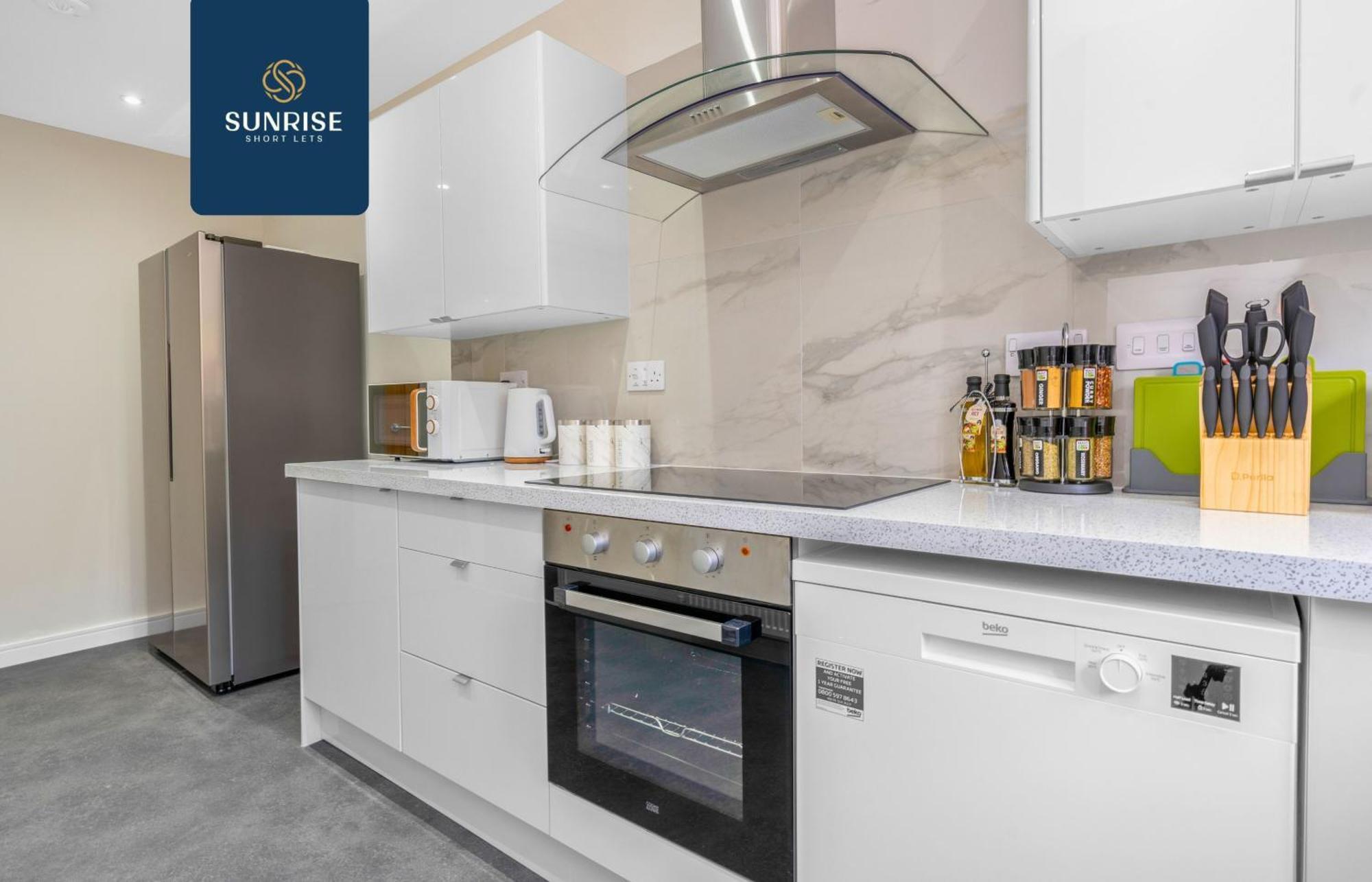 L2 - Stunning 4 Bed House With 6 Beds And 3 Bathrooms, Tvs In Each Room, Free Parking, Fully Equipped, Local Amenities, Easy Ring Road Access, Special Rates And Price Match Gaurantee Ask Sunrise Short Lets Villa *