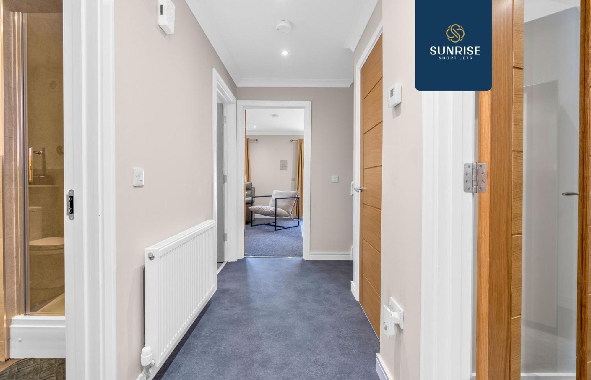 L2 - Stunning 4 Bed House With 6 Beds And 3 Bathrooms, Tvs In Each Room, Free Parking, Fully Equipped, Local Amenities, Easy Ring Road Access, Special Rates And Price Match Gaurantee Ask Sunrise Short Lets Villa Dundee