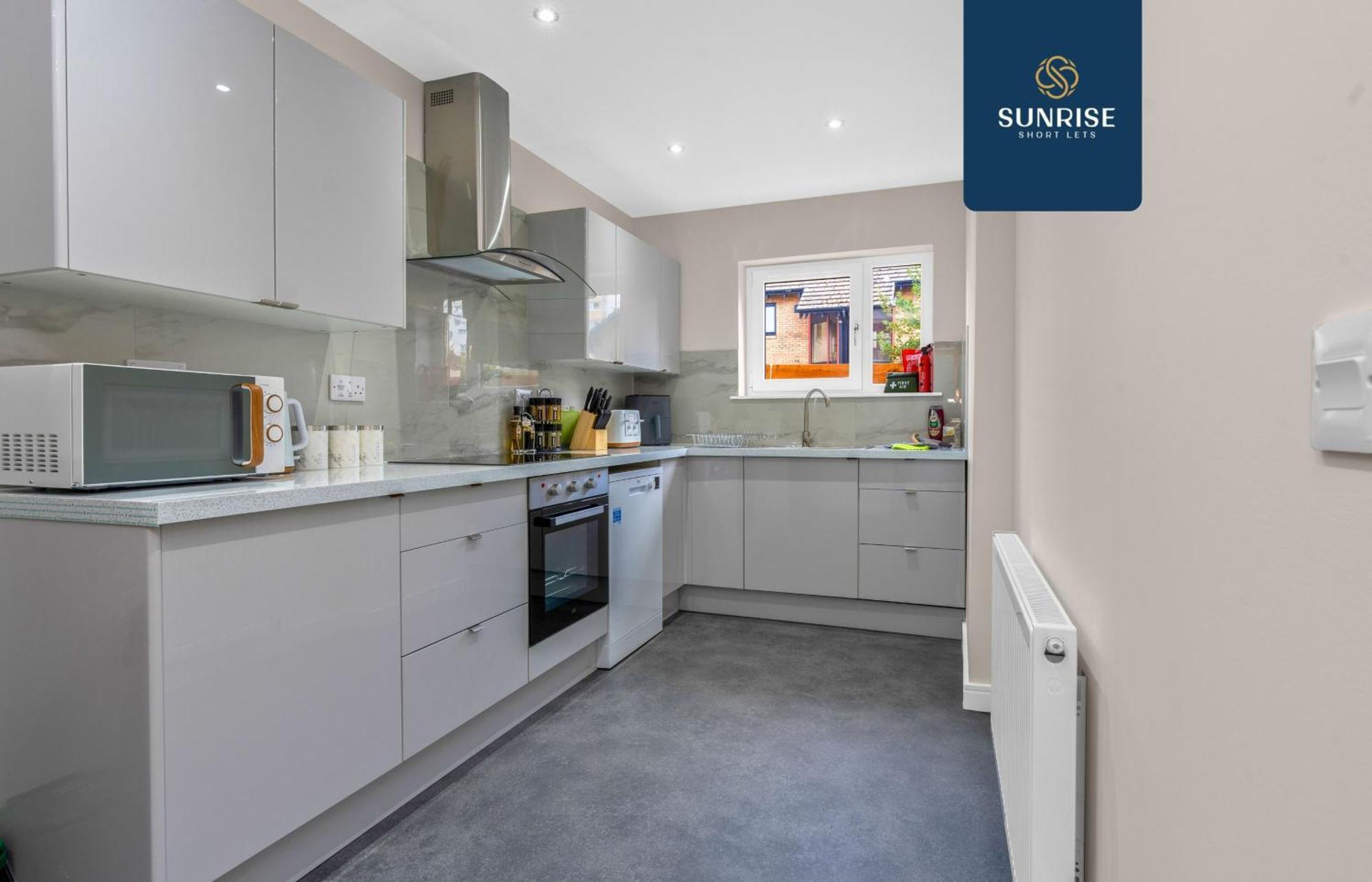 L2 - Stunning 4 Bed House With 6 Beds And 3 Bathrooms, Tvs In Each Room, Free Parking, Fully Equipped, Local Amenities, Easy Ring Road Access, Special Rates And Price Match Gaurantee Ask Sunrise Short Lets * Dundee
