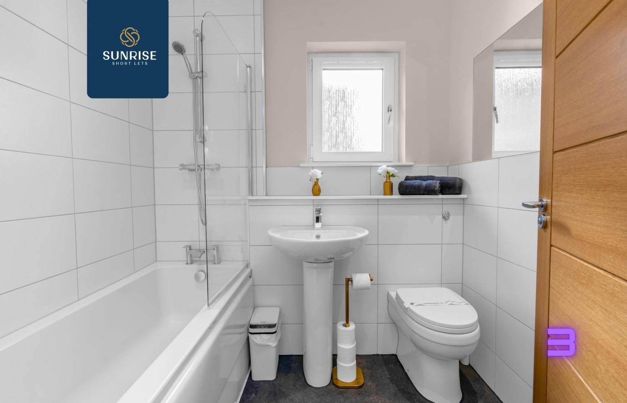 Villa L2 - Stunning 4 Bed House With 6 Beds And 3 Bathrooms, Tvs In Each Room, Free Parking, Fully Equipped, Local Amenities, Easy Ring Road Access, Special Rates And Price Match Gaurantee Ask Sunrise Short Lets