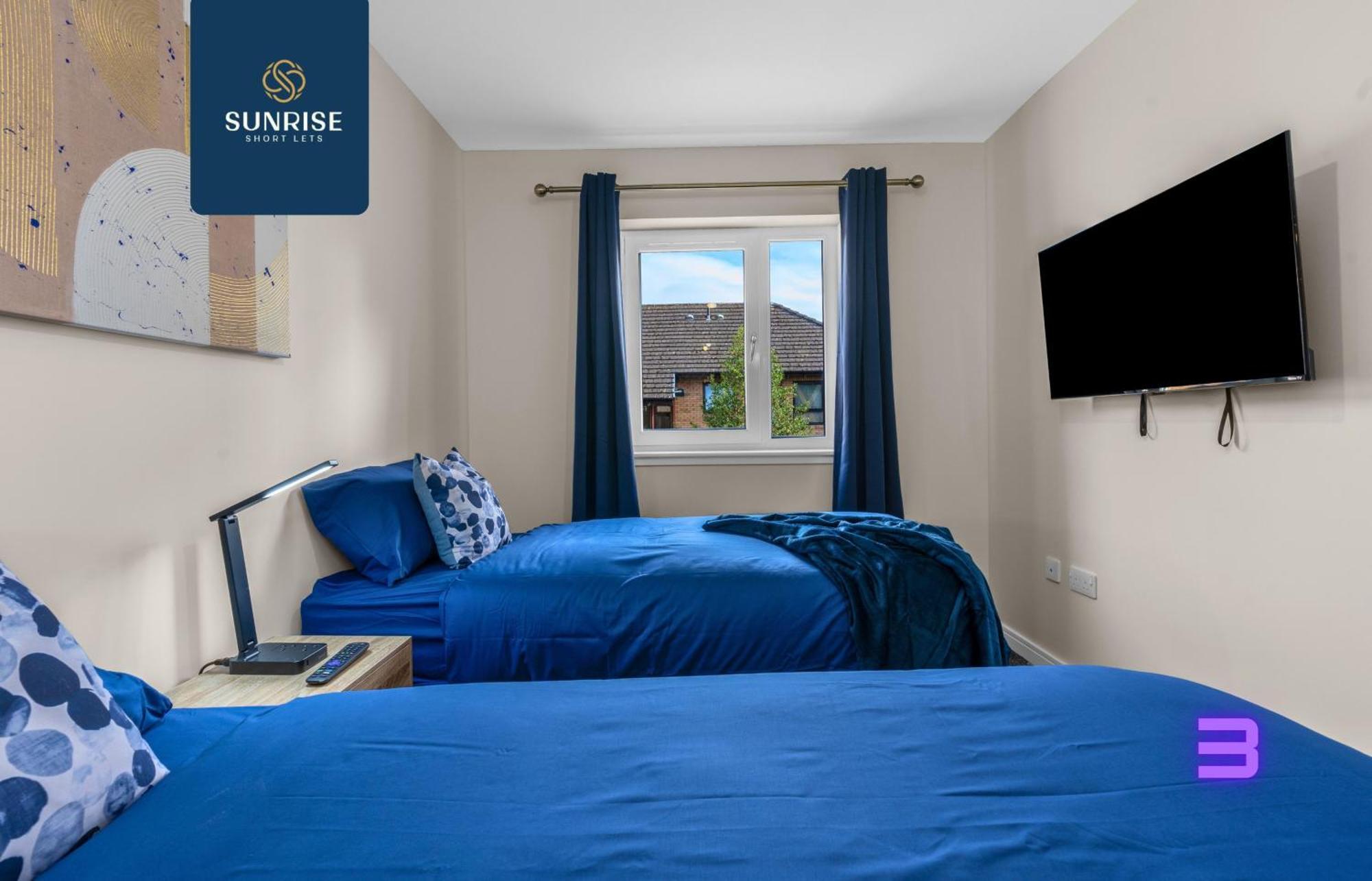L2 - Stunning 4 Bed House With 6 Beds And 3 Bathrooms, Tvs In Each Room, Free Parking, Fully Equipped, Local Amenities, Easy Ring Road Access, Special Rates And Price Match Gaurantee Ask Sunrise Short Lets Villa Dundee