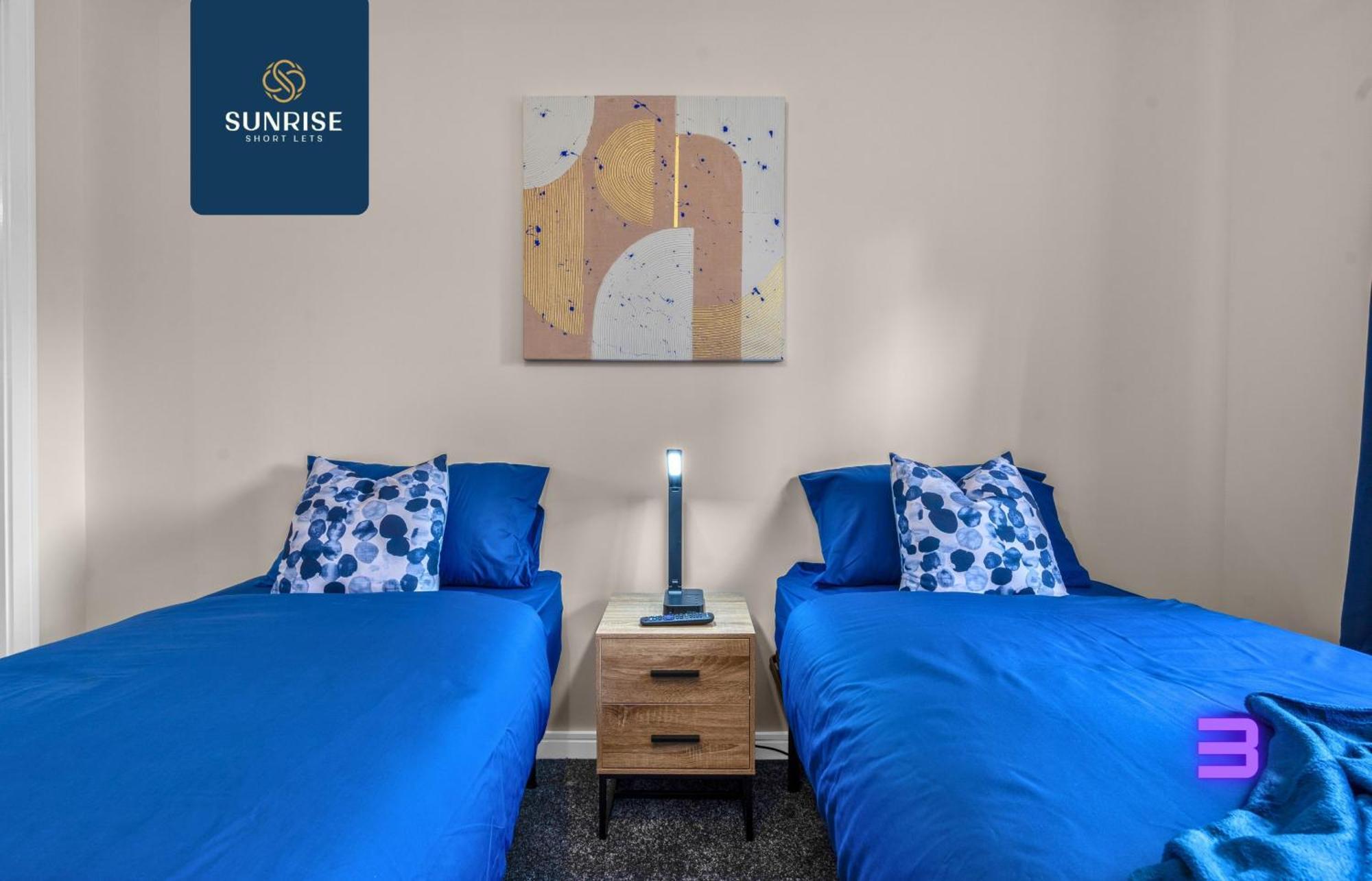 L2 - Stunning 4 Bed House With 6 Beds And 3 Bathrooms, Tvs In Each Room, Free Parking, Fully Equipped, Local Amenities, Easy Ring Road Access, Special Rates And Price Match Gaurantee Ask Sunrise Short Lets