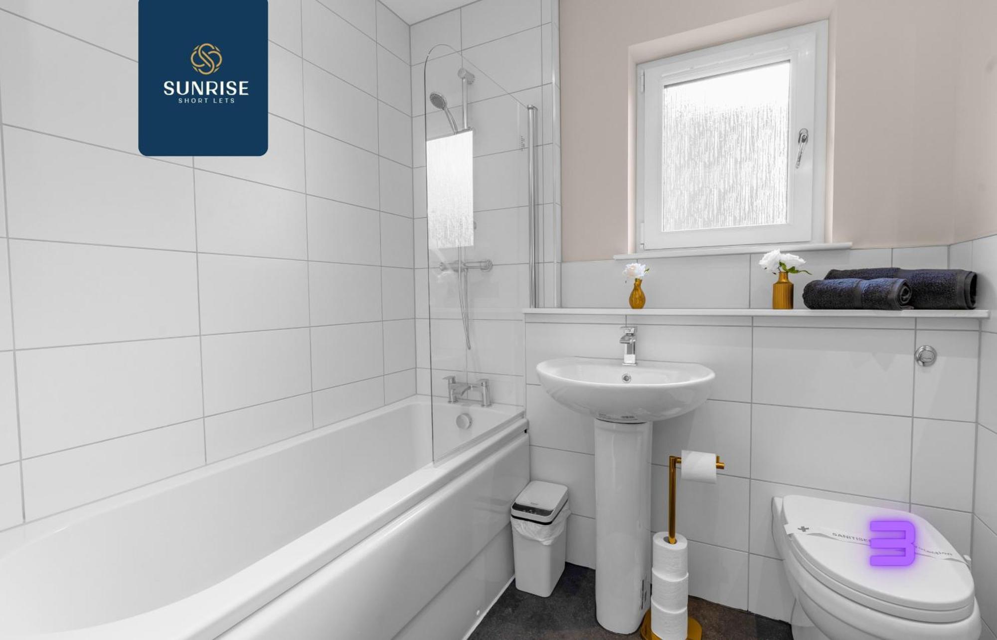 L2 - Stunning 4 Bed House With 6 Beds And 3 Bathrooms, Tvs In Each Room, Free Parking, Fully Equipped, Local Amenities, Easy Ring Road Access, Special Rates And Price Match Gaurantee Ask Sunrise Short Lets Villa *