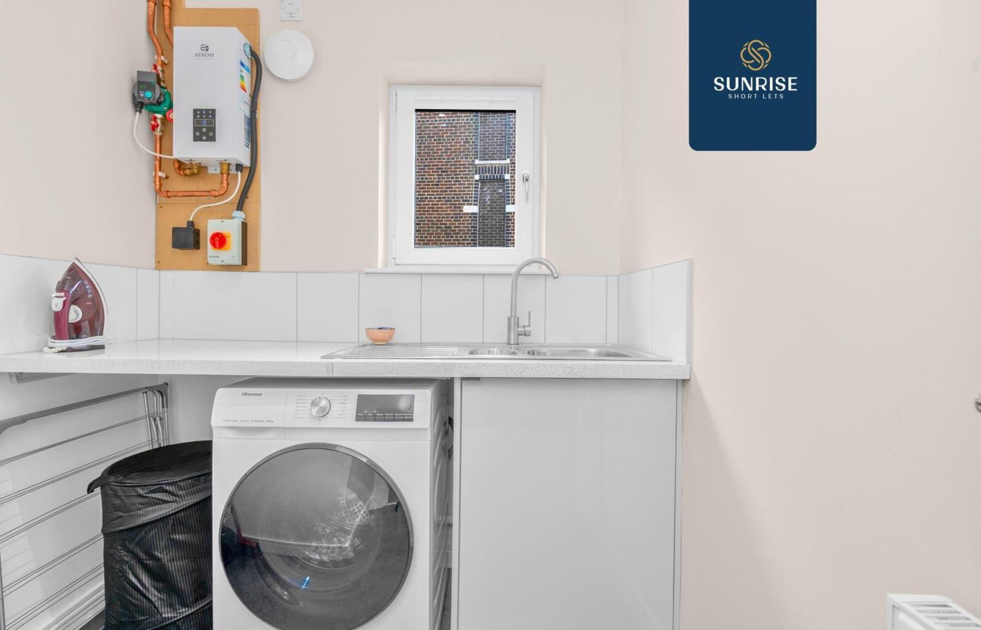 L2 - Stunning 4 Bed House With 6 Beds And 3 Bathrooms, Tvs In Each Room, Free Parking, Fully Equipped, Local Amenities, Easy Ring Road Access, Special Rates And Price Match Gaurantee Ask Sunrise Short Lets Dundee