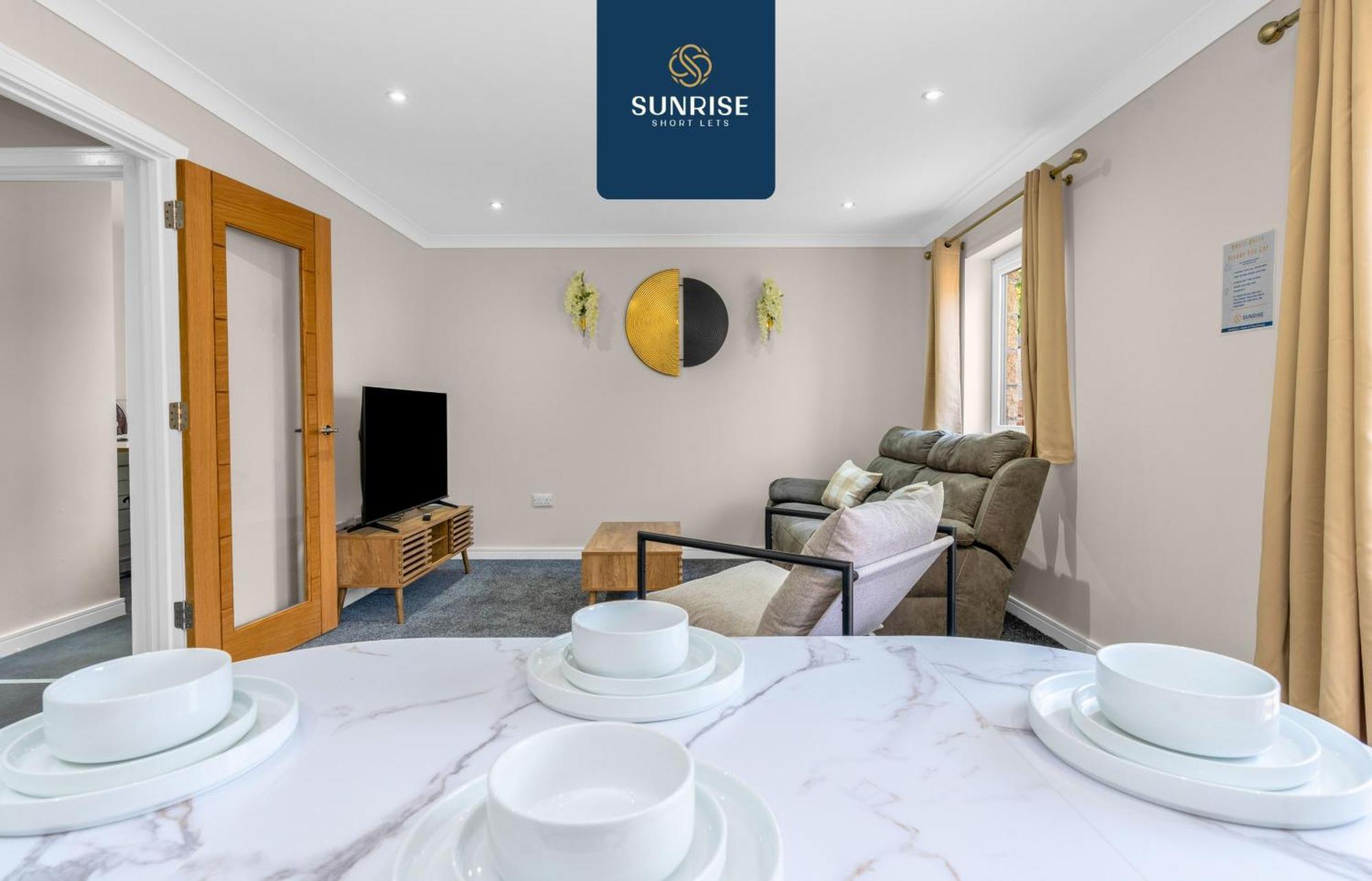 L2 - Stunning 4 Bed House With 6 Beds And 3 Bathrooms, Tvs In Each Room, Free Parking, Fully Equipped, Local Amenities, Easy Ring Road Access, Special Rates And Price Match Gaurantee Ask Sunrise Short Lets Villa Dundee