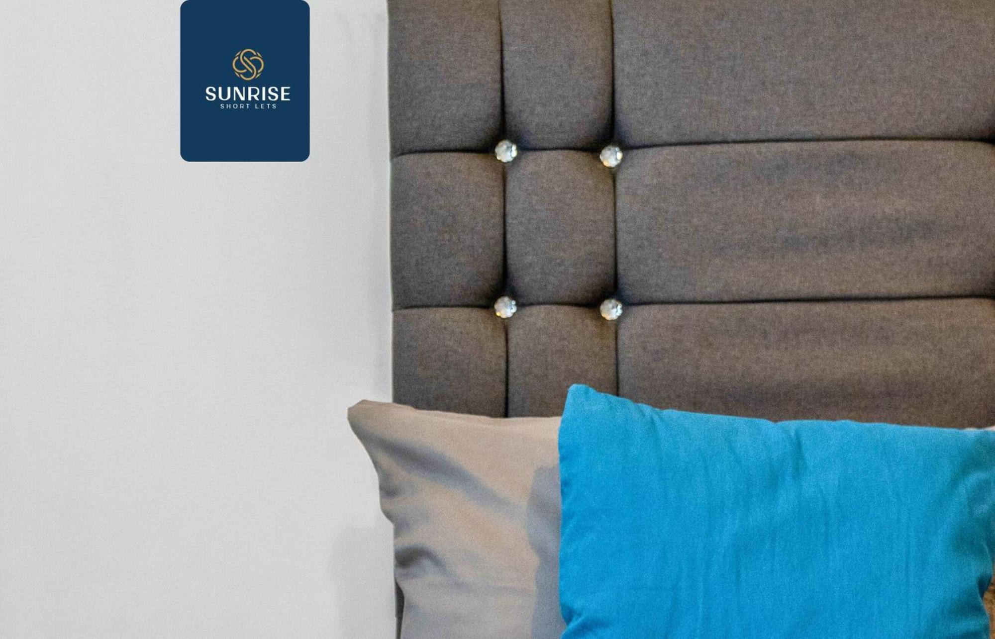 Apartment The Dens, 3 Rooms, 4 Beds, 2 Bathrooms, Fully Equipped, Wifi, Free Street Parking, 3rd Floor *