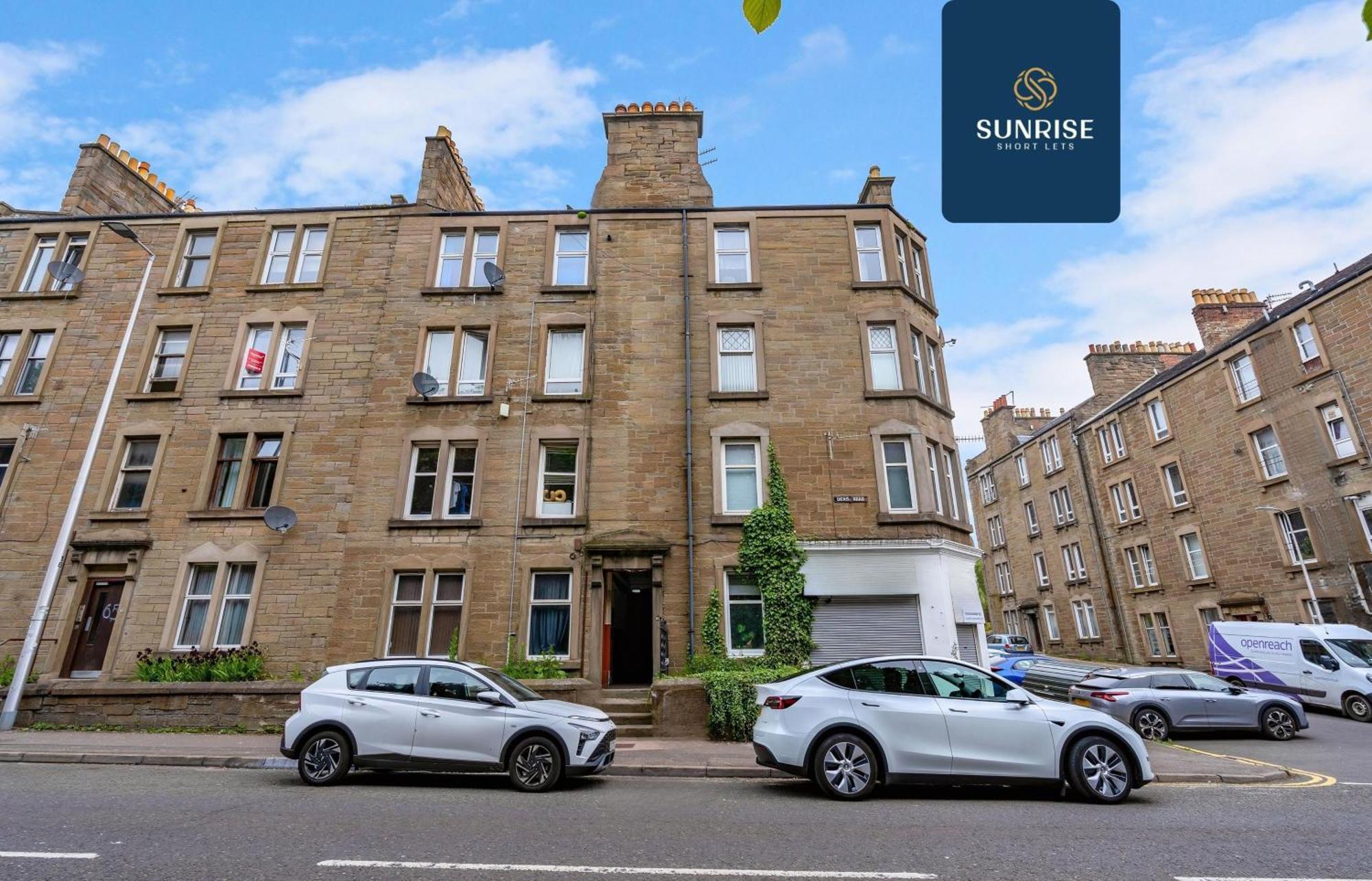 The Dens, 3 Rooms, 4 Beds, 2 Bathrooms, Fully Equipped, Wifi, Free Street Parking, 3rd Floor Apartment