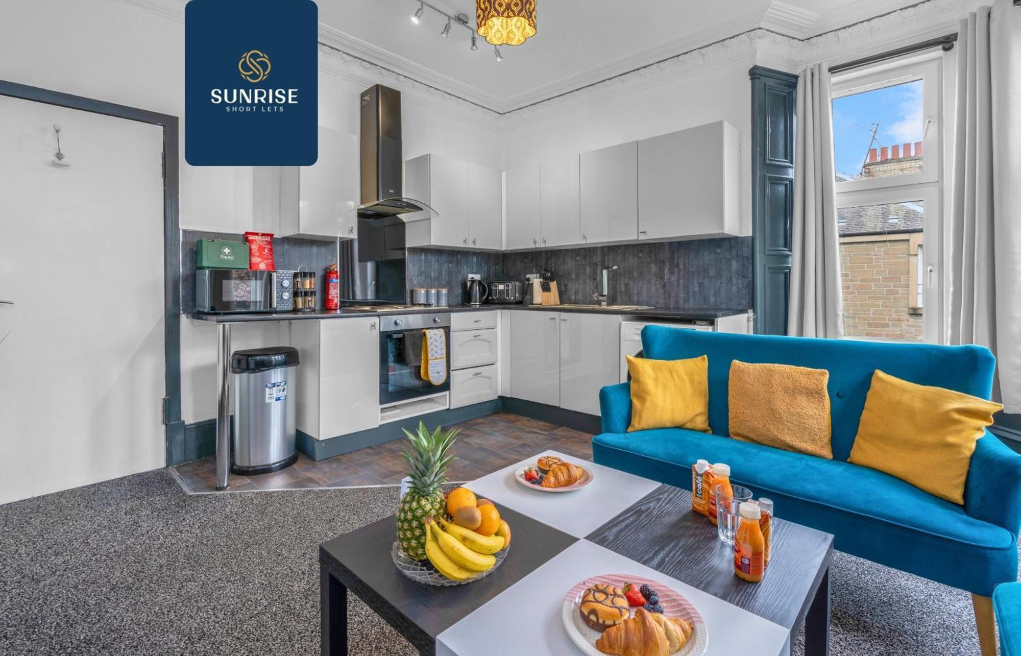 The Dens, 3 Rooms, 4 Beds, 2 Bathrooms, Fully Equipped, Wifi, Free Street Parking, 3rd Floor Apartment *