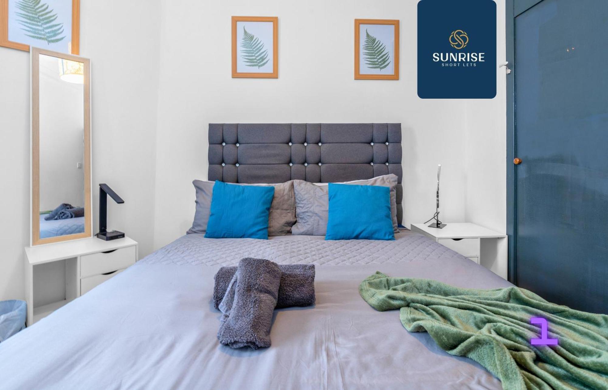 The Dens, 3 Rooms, 4 Beds, 2 Bathrooms, Fully Equipped, Wifi, Free Street Parking, 3rd Floor Apartment *