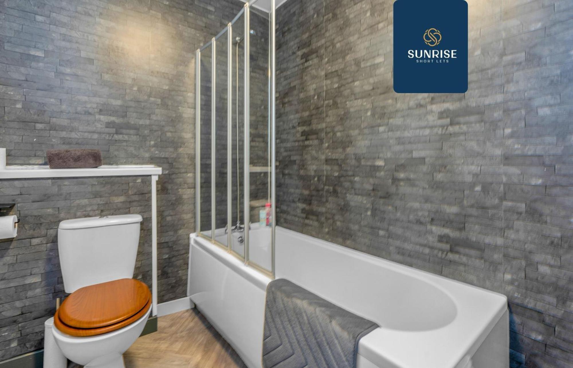 Apartment The Dens, 3 Rooms, 4 Beds, 2 Bathrooms, Fully Equipped, Wifi, Free Street Parking, 3rd Floor *