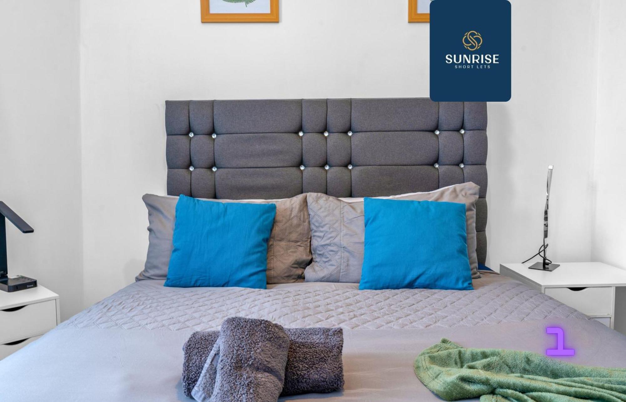 The Dens, 3 Rooms, 4 Beds, 2 Bathrooms, Fully Equipped, Wifi, Free Street Parking, 3rd Floor *